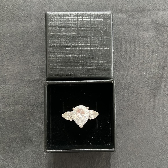 Beautiful BGE Diamond 3 stone engagement style ring. Size 8 - Picture 9 of 10